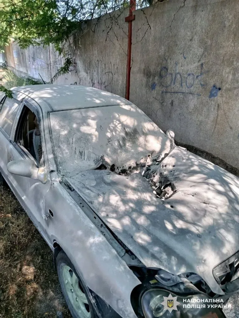 Пошкоджений автомобіль швидкої допомоги в Херсоні після атаки російським безпілотником. 1