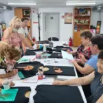 Учасники арттерапії в Центрі життєстійкості в Херсоні під час розпису одягу
