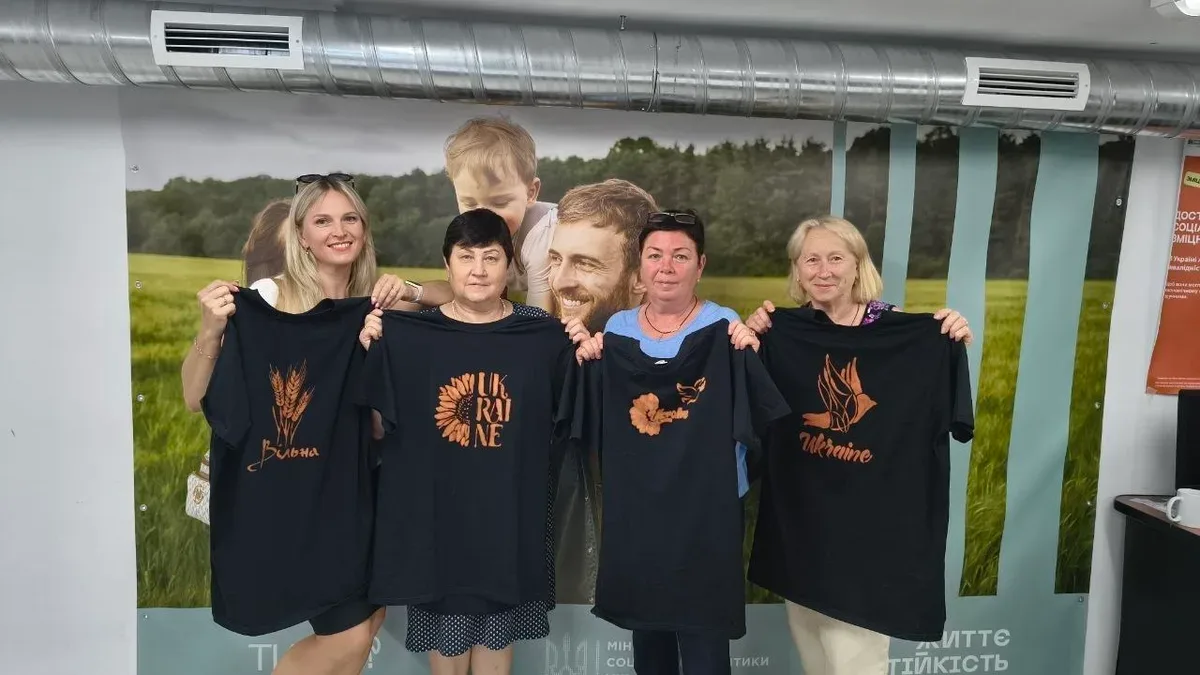 Учасники арттерапії в Центрі життєстійкості в Херсоні під час розпису одягу 2