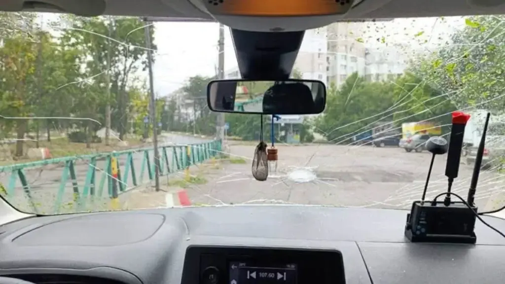 У Херсоні уламки російського дрона пошкодили авто Суспільного, водій можливо контужений