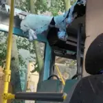 Пошкоджений автобус у Херсоні після атаки дроном, що підкреслює ризики для цивільного транспорту.