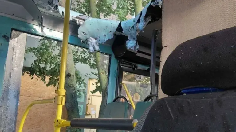 Пошкоджений автобус у Херсоні після атаки дроном, що підкреслює ризики для цивільного транспорту.