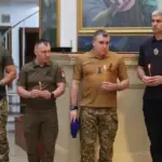 Учасники панахиди в Херсоні вшановують пам'ять загиблих у російському полоні військових та цивільних