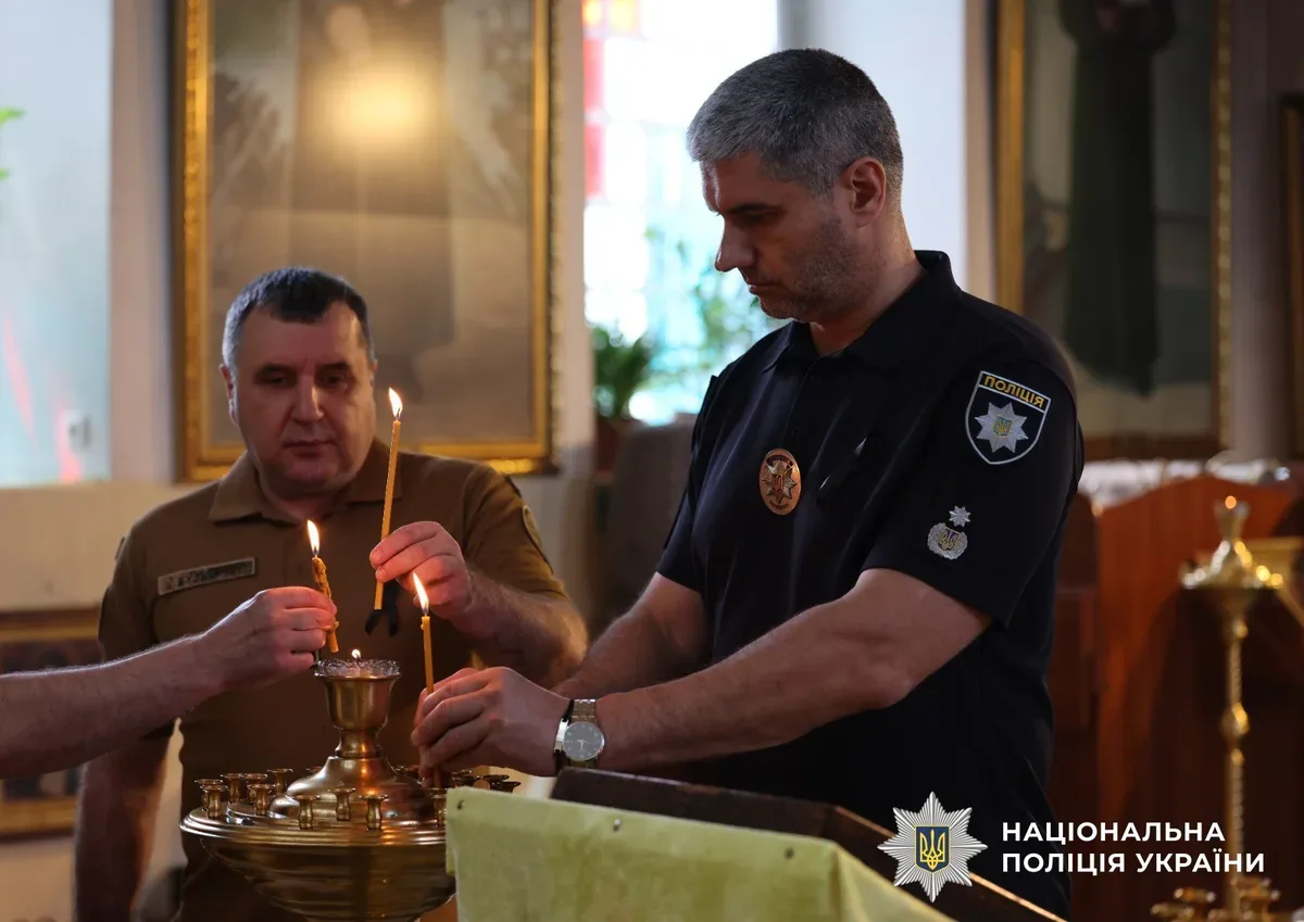 Учасники панахиди в Херсоні вшановують пам'ять загиблих у російському полоні військових та цивільних 3