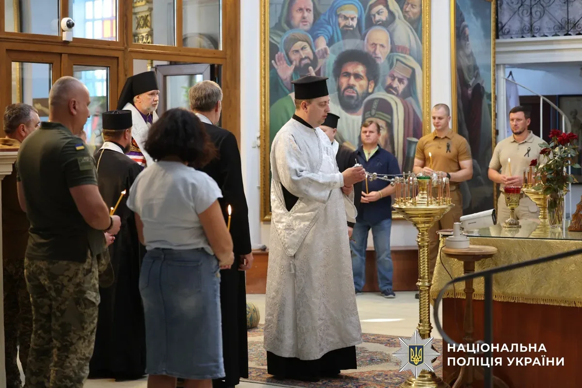 Учасники панахиди в Херсоні вшановують пам'ять загиблих у російському полоні військових та цивільних 5
