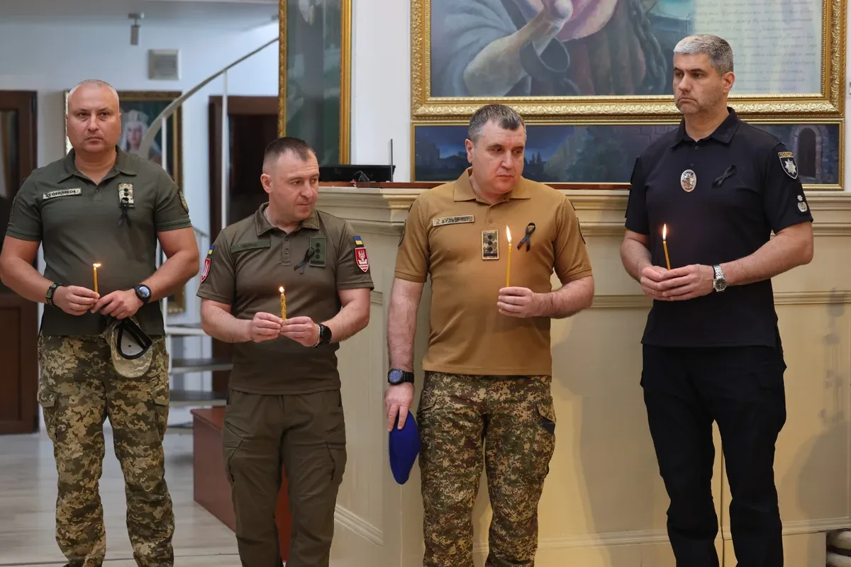 Учасники панахиди в Херсоні вшановують пам'ять загиблих у російському полоні військових та цивільних 8
