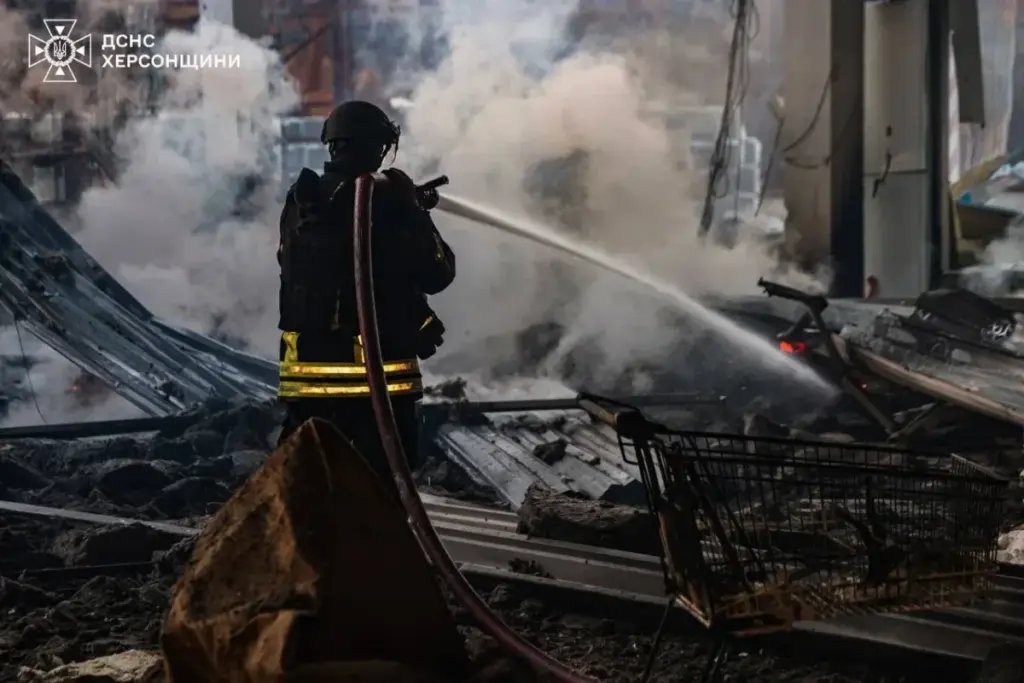 У Херсоні загорілося складське приміщення після атаки безпілотників