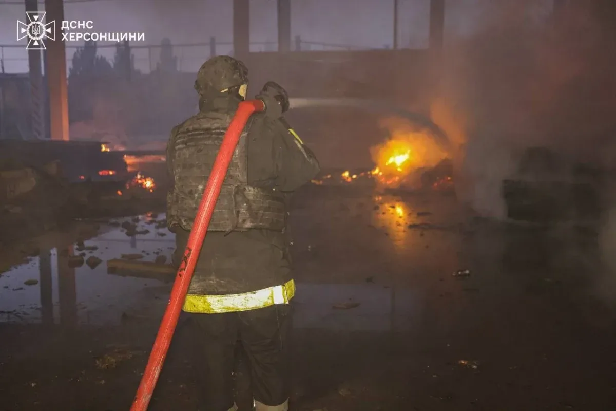Зруйновані конструкції складського приміщення в Херсоні, дим та обгорілі уламки після атаки безпілотників. 2