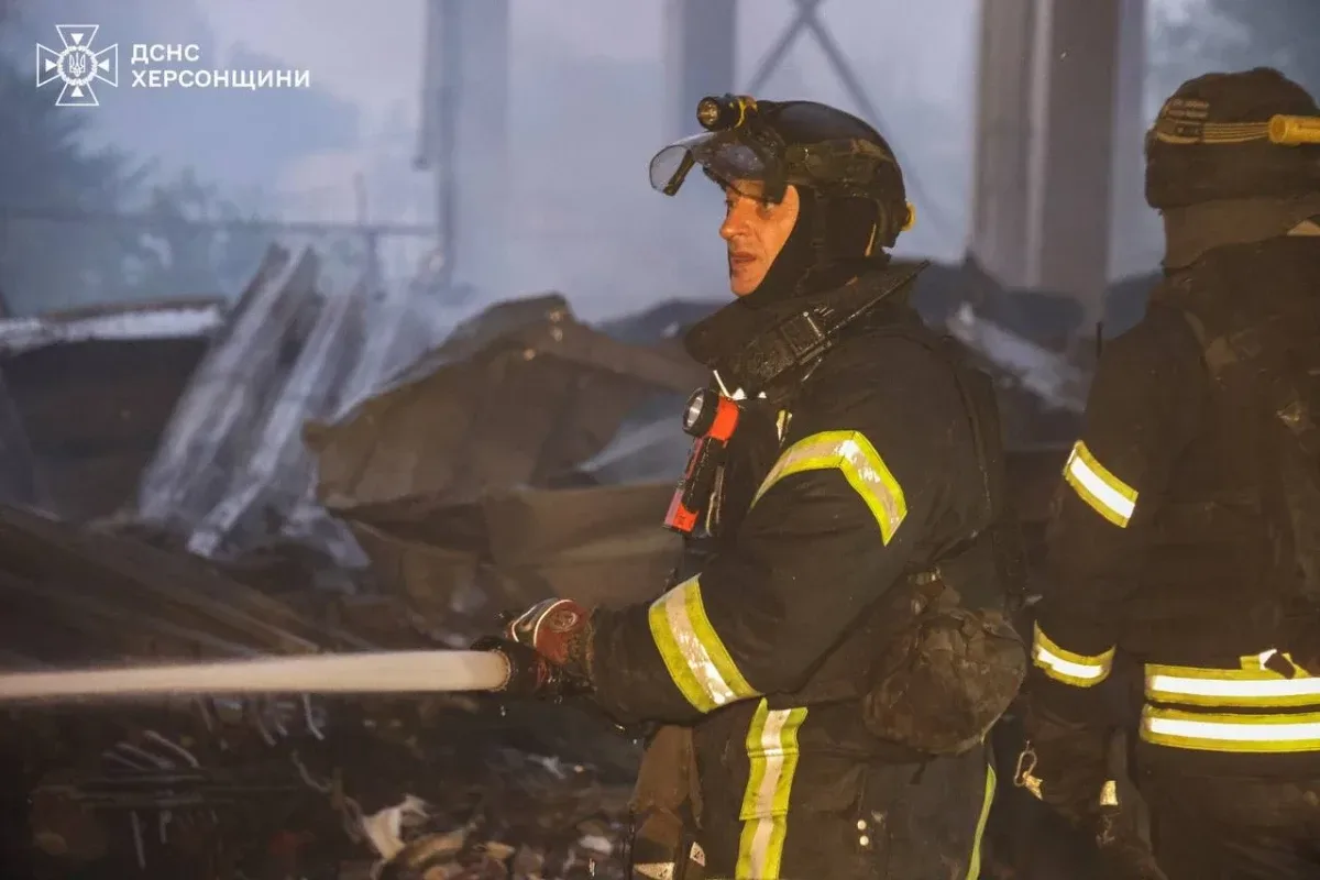 Зруйновані конструкції складського приміщення в Херсоні, дим та обгорілі уламки після атаки безпілотників. 3