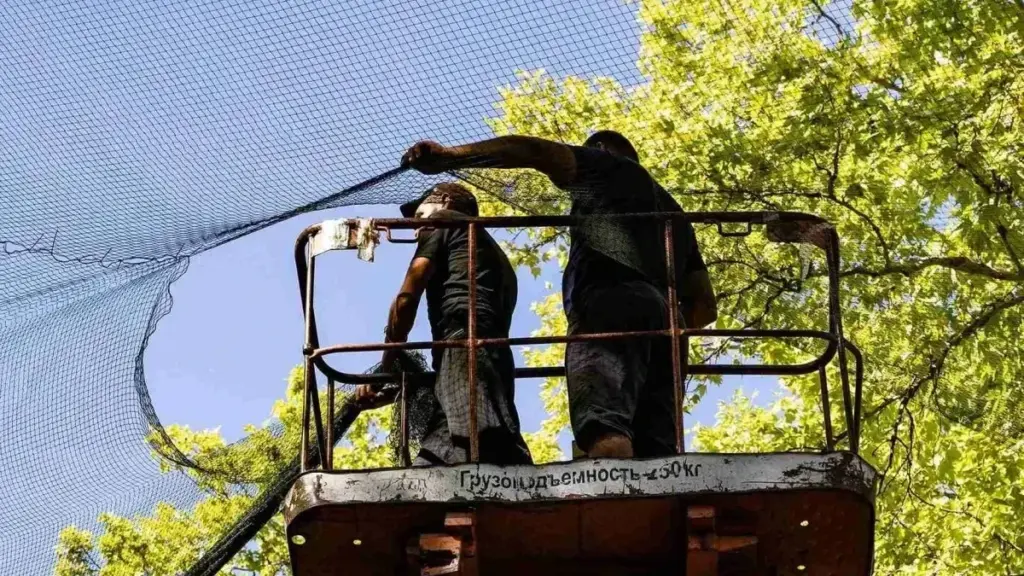 У Херсоні закрили понад 25 кілометрів доріг антидроновими сітками