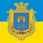 Прапор міста Херсон на тлі будівлі міської ради, символізуючи місцеву ідентичність та підтримку громади.