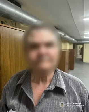Поліцейські затримали чоловіка в Херсоні за продаж автомата АКС-74У 2