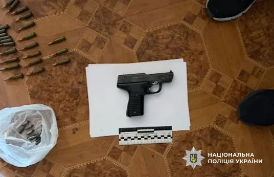 Поліцейські затримали чоловіка в Херсоні за продаж автомата АКС-74У 3