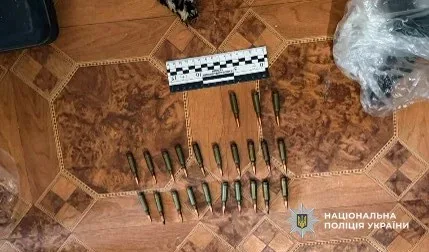 Поліцейські затримали чоловіка в Херсоні за продаж автомата АКС-74У 4