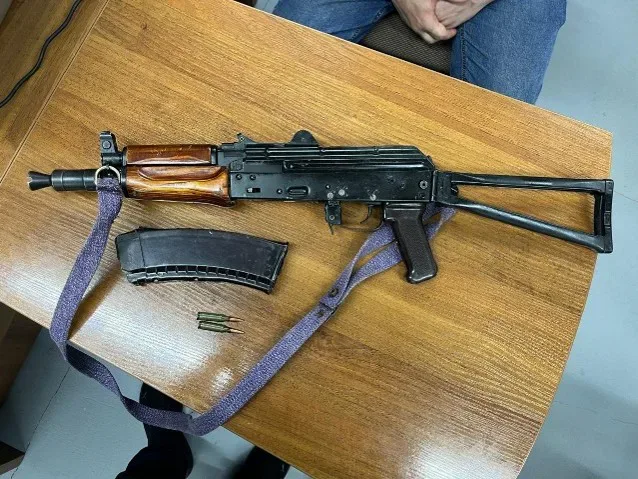 Поліцейські затримали чоловіка в Херсоні за продаж автомата АКС-74У 5