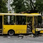 Пошкоджений російським дроном пасажирський автобус у Херсоні після атаки, що призвела до поранень людей