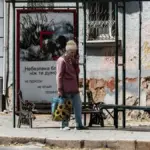 Пошкоджена контактна мережа тролейбусів на вулиці Херсона після нічних обстрілів