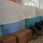 Пошкоджена будівля Херсонської міської клінічної лікарні після обстрілу, на тлі видно руйнування