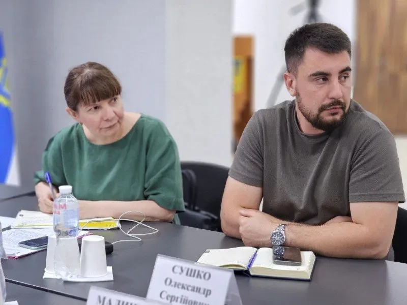 Лікарі проводять обстеження пацієнта в медичному закладі за програмою «Скринінг здоров'я 40+» 2