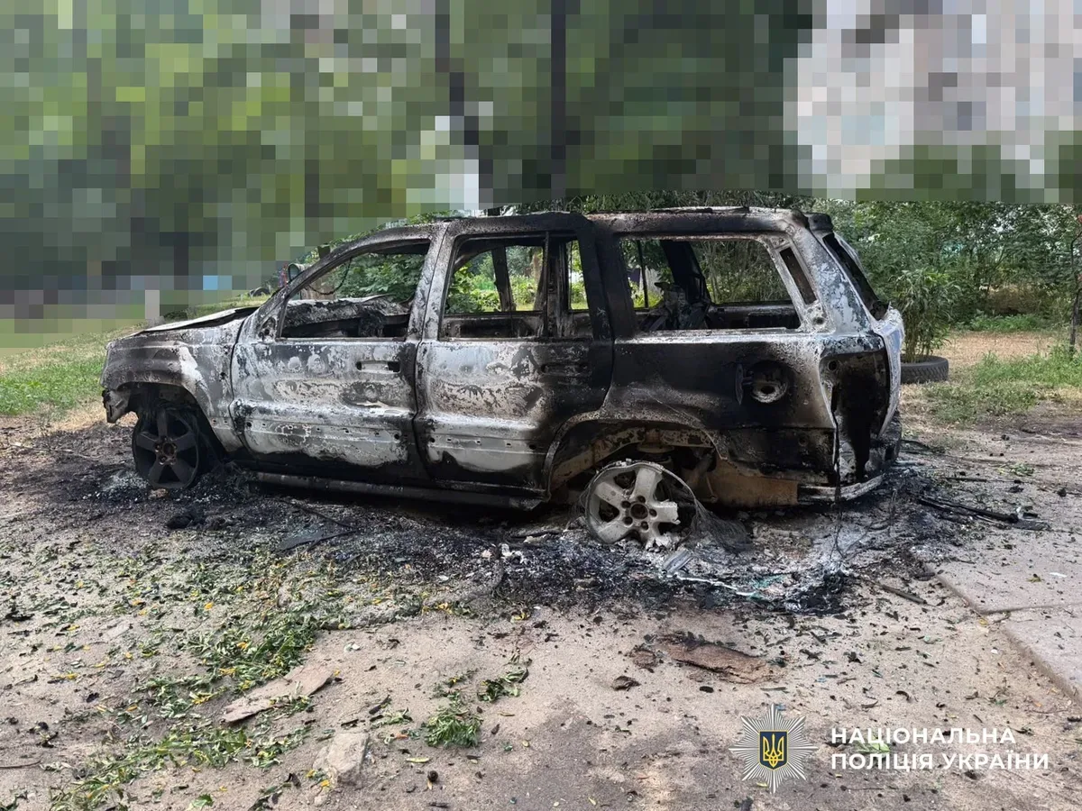 Рятувальники розбирають завали після російських обстрілів у Херсонській області. 1