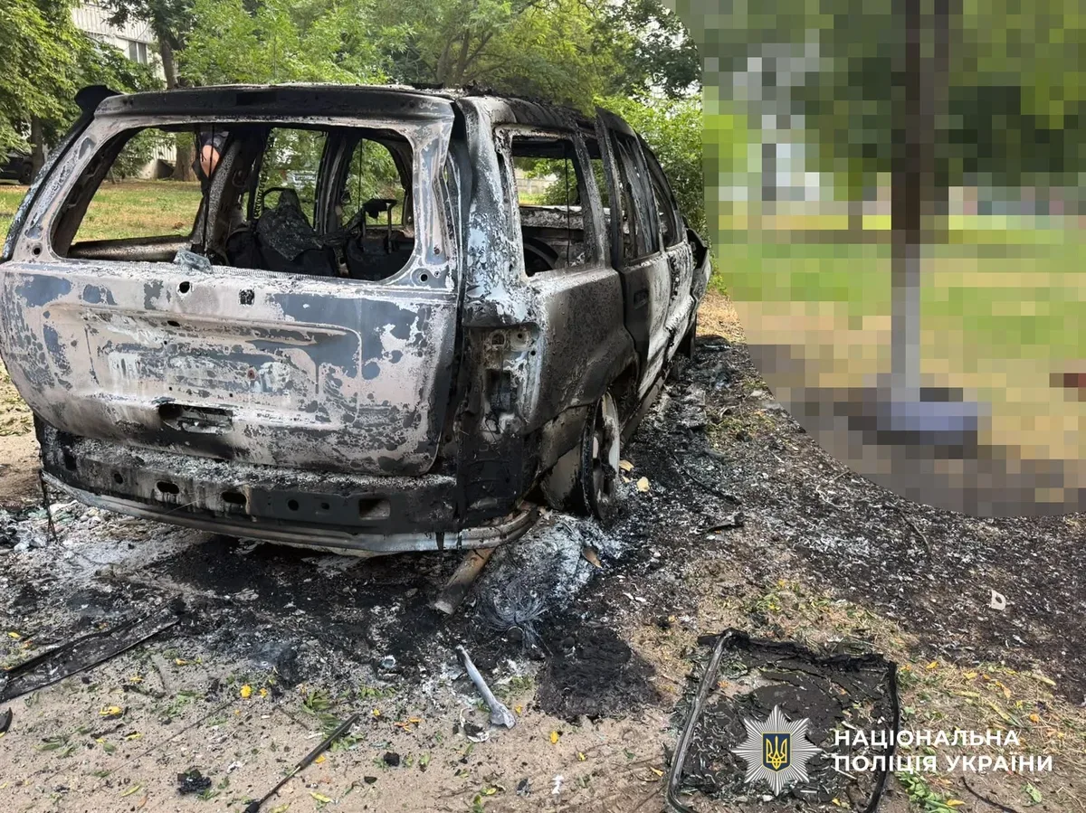 Рятувальники розбирають завали після російських обстрілів у Херсонській області. 2