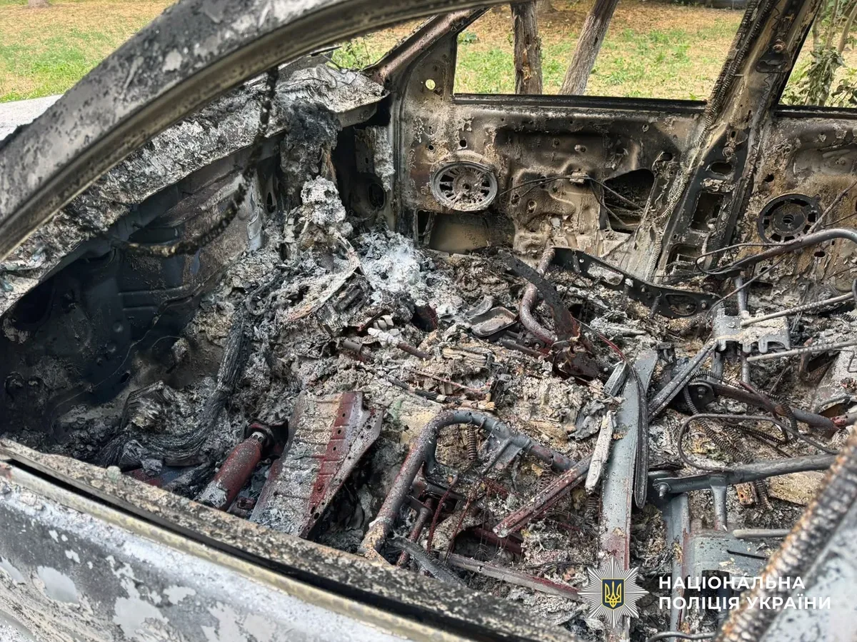 Рятувальники розбирають завали після російських обстрілів у Херсонській області. 4