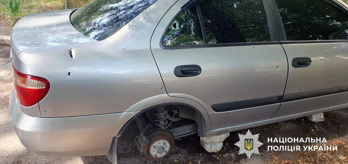 Рятувальники розбирають завали після російських обстрілів у Херсонській області. 5