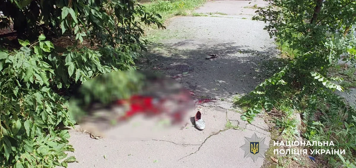 Рятувальники розбирають завали після російських обстрілів у Херсонській області. 6