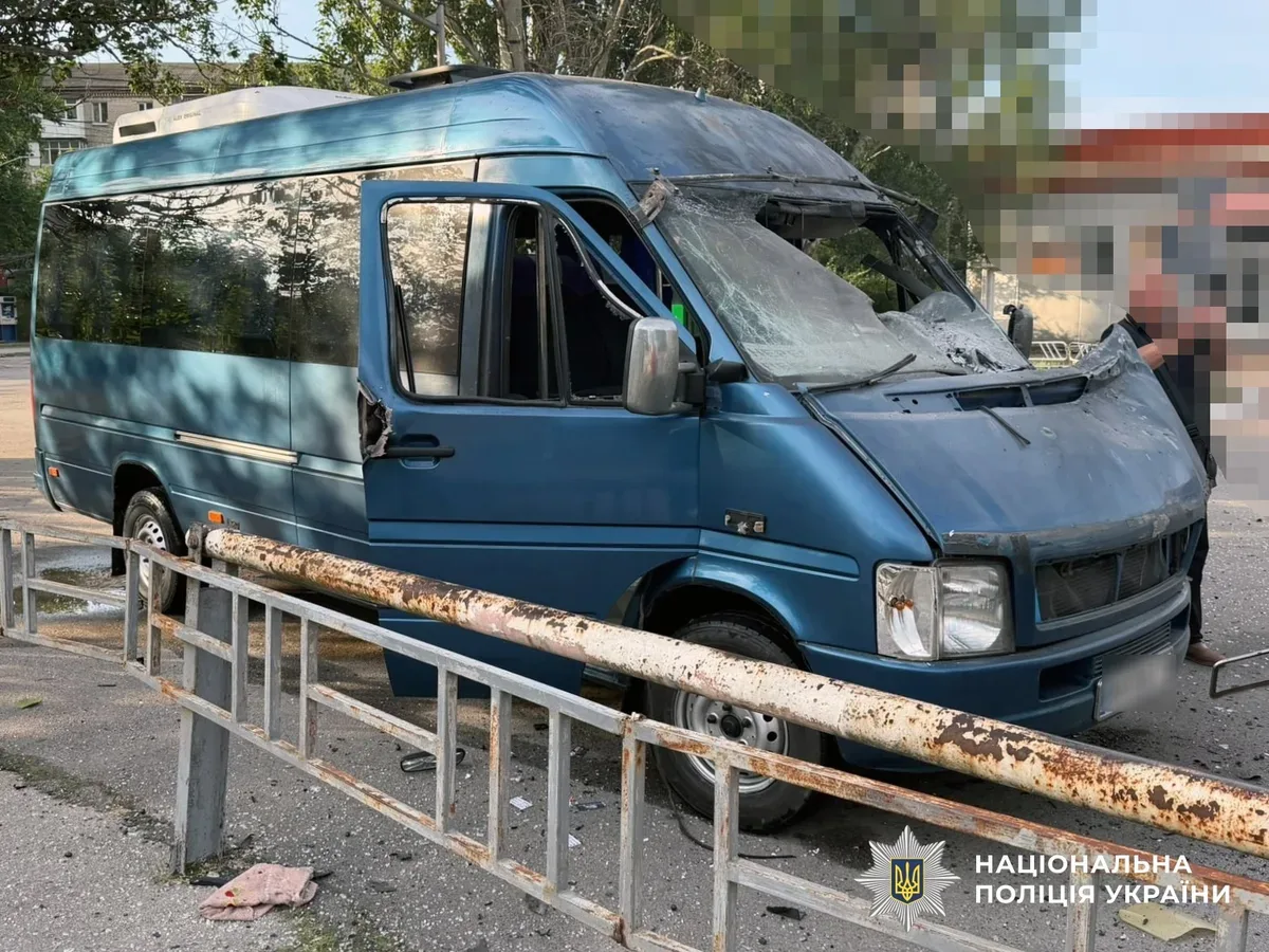 Рятувальники розбирають завали після російських обстрілів у Херсонській області. 7