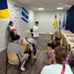Лікар Червоного Хреста консультує переселенця з Херсонщини під час медичного огляду у Хмельницькому