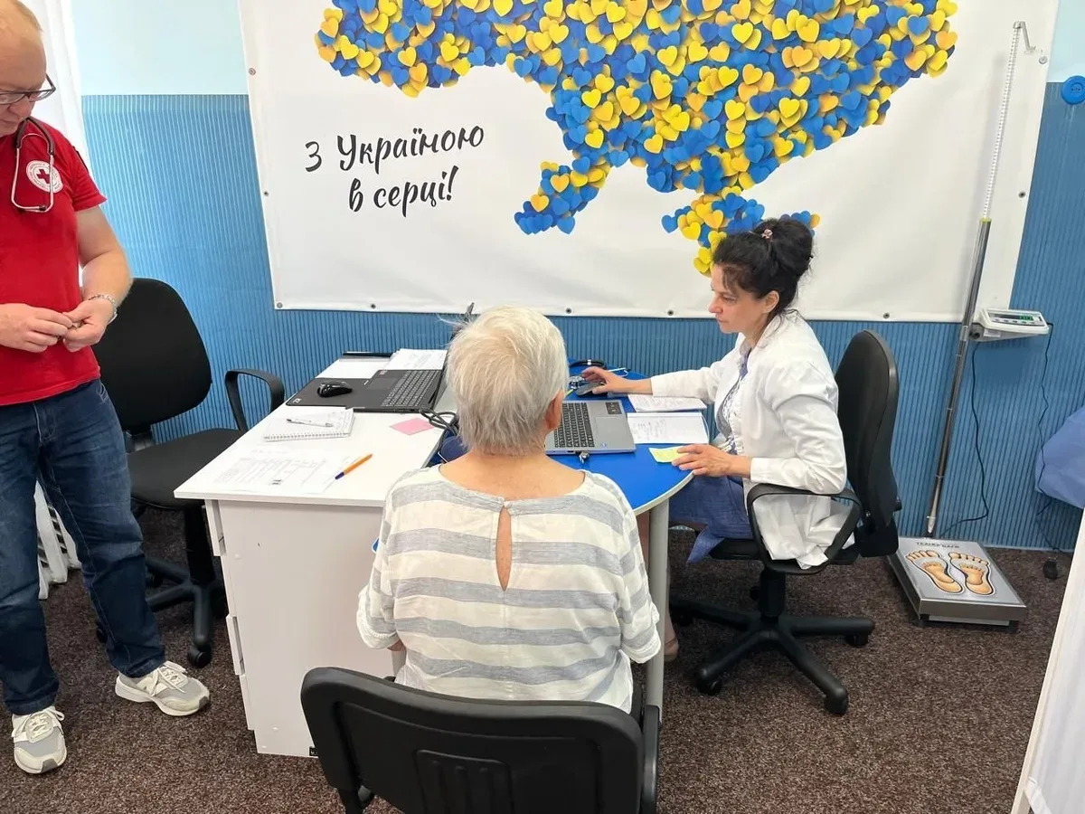 Лікар Червоного Хреста консультує переселенця з Херсонщини під час медичного огляду у Хмельницькому 3