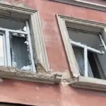 Постраждала дівчина та пошкоджені тролейбуси після артобстрілу та дронових атак у Херсоні 14 липня.