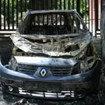 Пошкоджений автомобіль після атаки російського дрона у селищі Молодіжне, Херсонська область