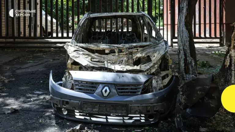 Пошкоджений автомобіль після атаки російського дрона у селищі Молодіжне, Херсонська область