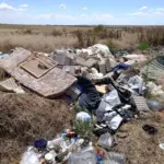 Засмічена ділянка землі з побутовими відходами на території Музиківської громади