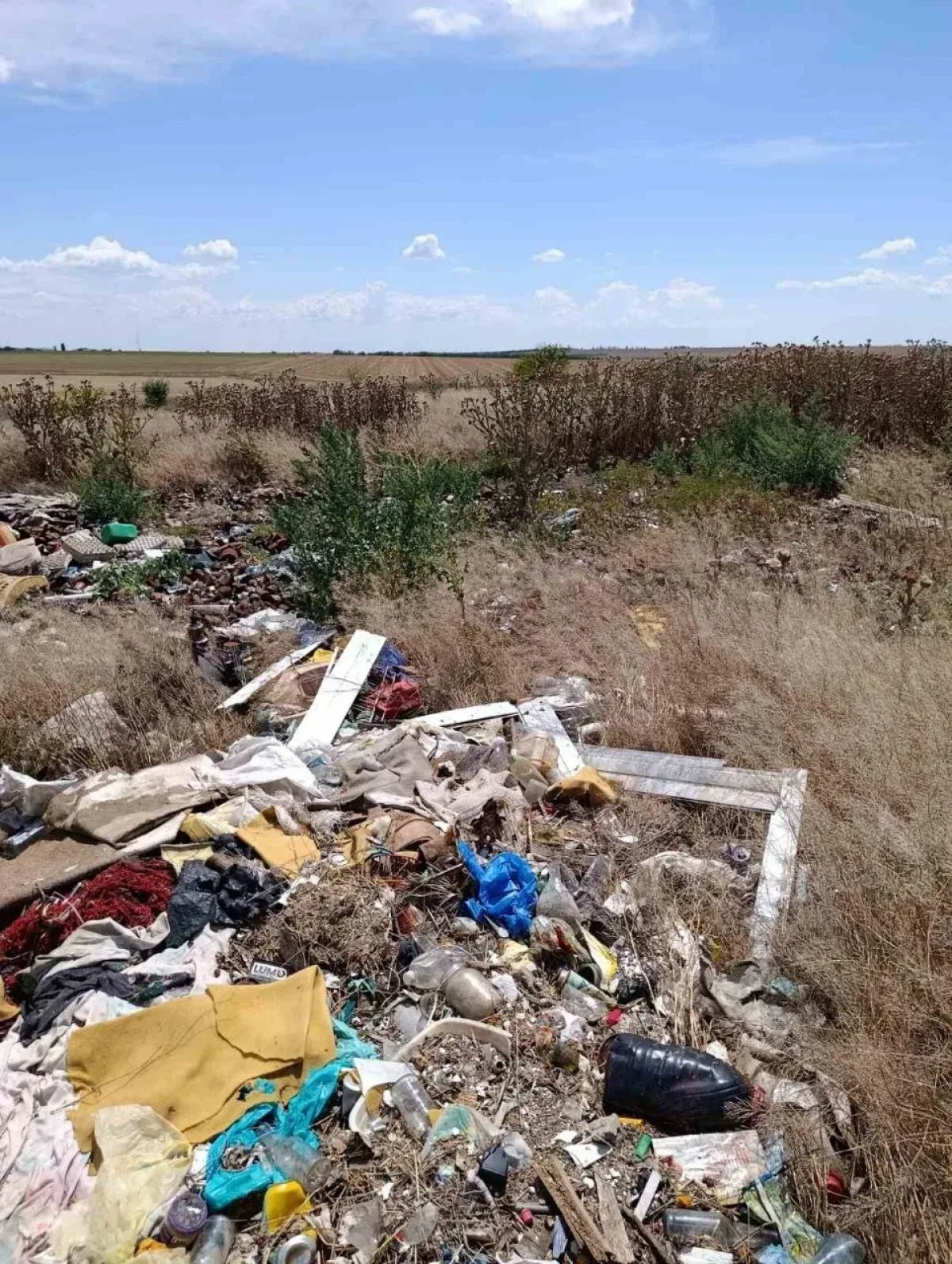 Засмічена ділянка землі з побутовими відходами на території Музиківської громади 1