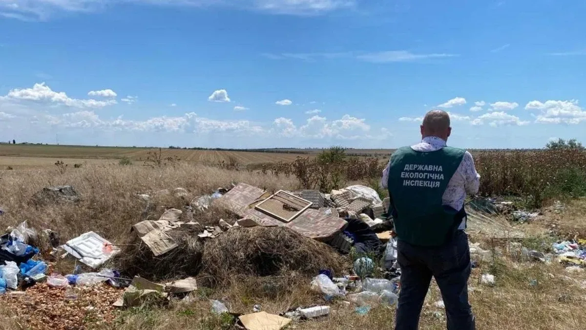 Засмічена ділянка землі з побутовими відходами на території Музиківської громади 2