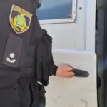 Поліцейські допомагають пораненому чоловіку, евакуюючи його після атаки дрона на Херсонщині.