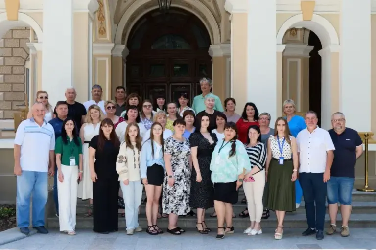 Учасники Обласного форуму рад ВПО Херсонської області в Одесі обговорюють питання розвитку регіону та допомоги переселенцям.