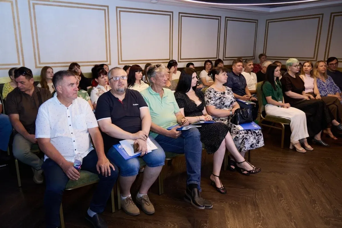 Учасники Обласного форуму рад ВПО Херсонської області в Одесі обговорюють питання розвитку регіону та допомоги переселенцям. 2