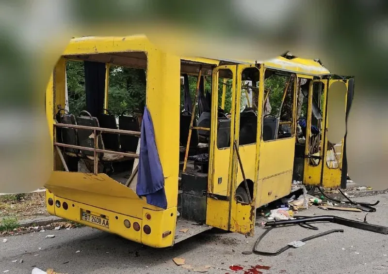 У середмісті Херсона російські військові атакували маршрутку з безпілотника