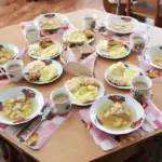 Жінка везе каструлі з їжею на електросамокаті для дітей в окупованому Приморському на Херсонщині