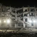 Рятувальники працюють на місці руйнувань після удару дрона в Станіславі, Херсонська область