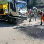 Комунальники проводять ремонт доріг та поливають дерева у Центральному районі Херсона