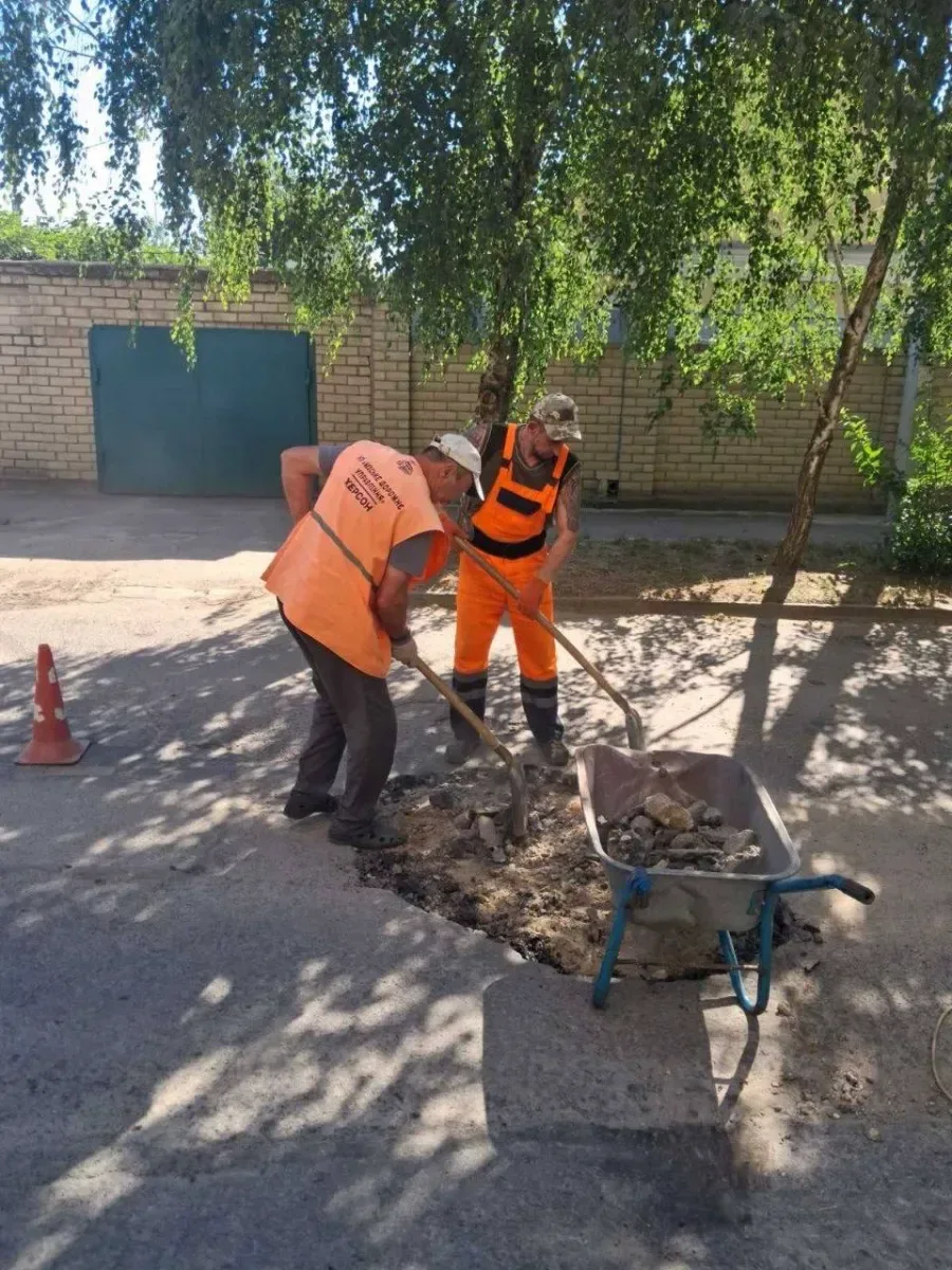 Комунальники проводять ремонт доріг та поливають дерева у Центральному районі Херсона 1