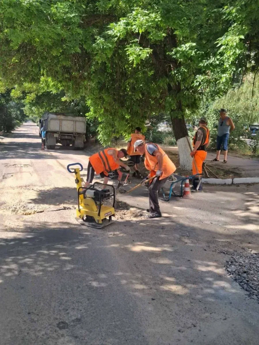Комунальники проводять ремонт доріг та поливають дерева у Центральному районі Херсона 2