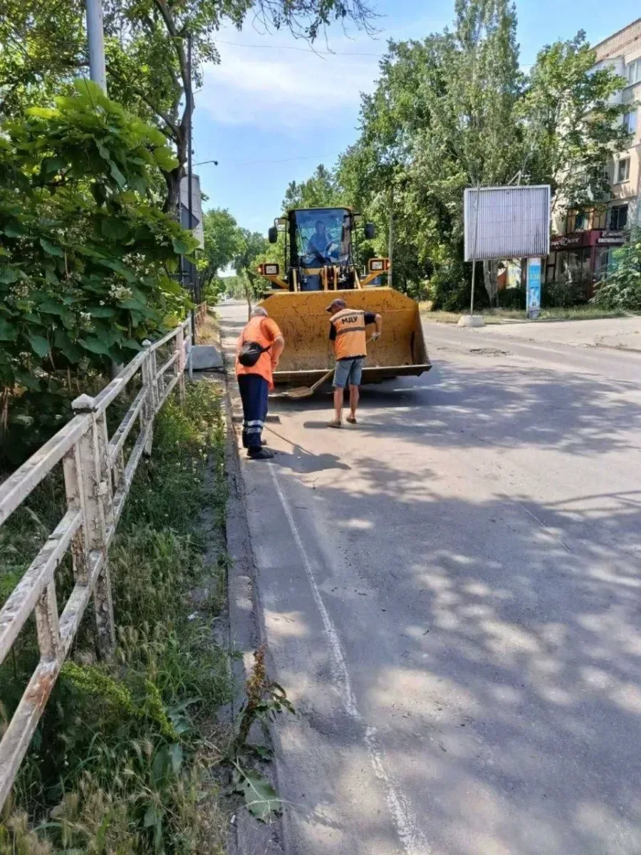 Комунальники проводять ремонт доріг та поливають дерева у Центральному районі Херсона 4