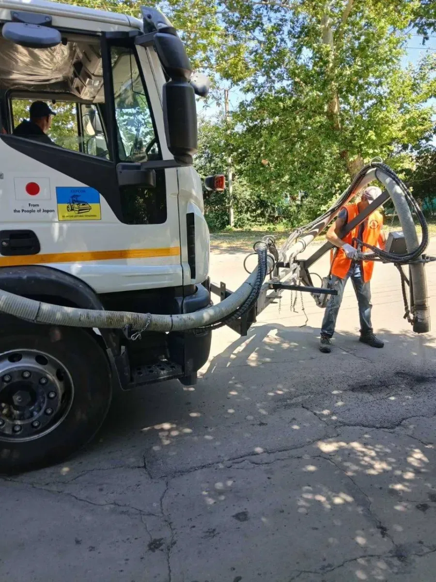 Комунальники проводять ремонт доріг та поливають дерева у Центральному районі Херсона 5
