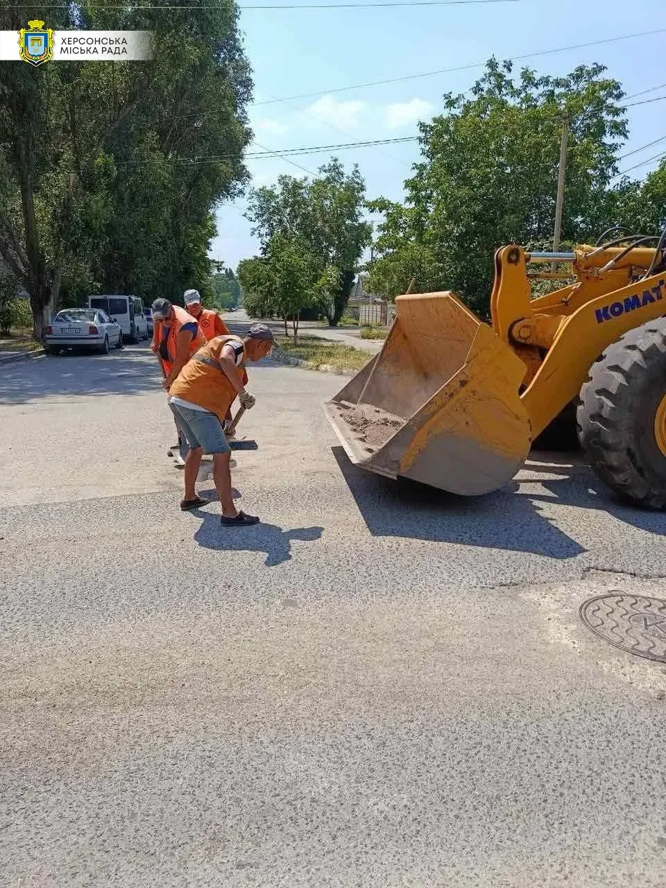 Комунальники проводять ремонт доріг та поливають дерева у Центральному районі Херсона 7