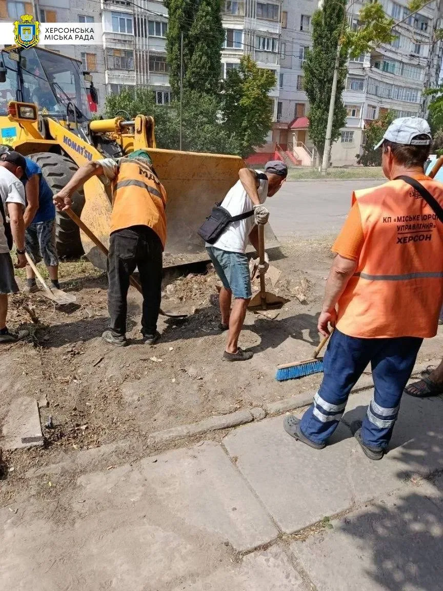 Комунальники проводять ремонт доріг та поливають дерева у Центральному районі Херсона 8